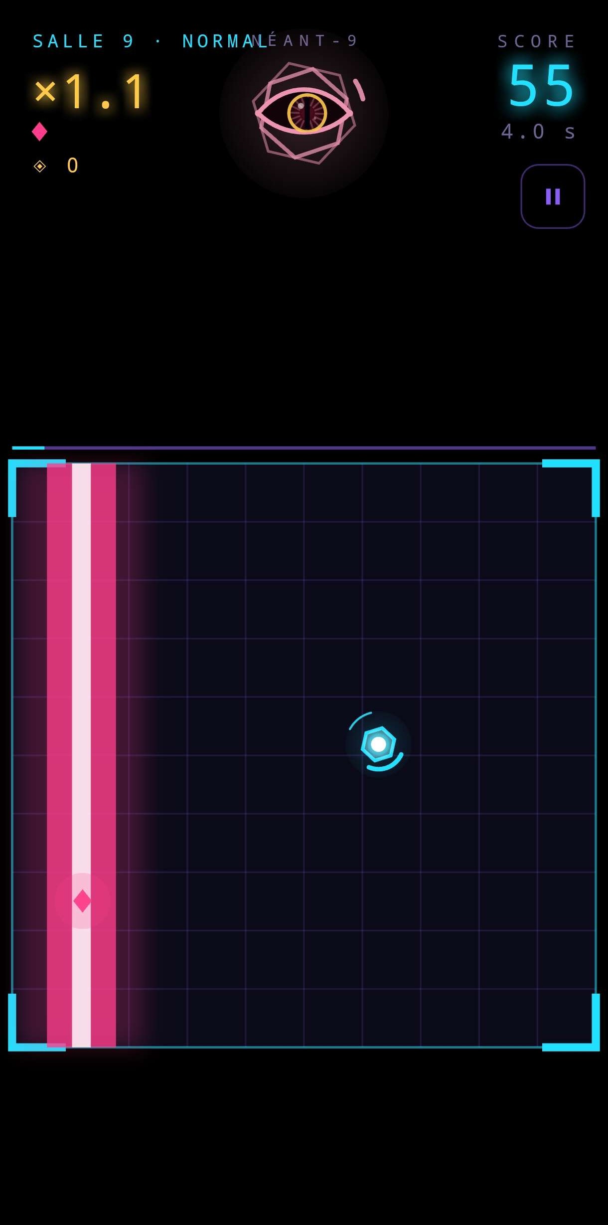Une partie de Salle 9 : un laser rose vertical traverse l'aire de jeu, le joueur est un hexagone cyan, le score et le multiplicateur sont affichés en haut.